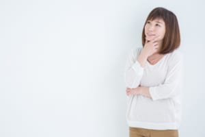 考える女性起業家